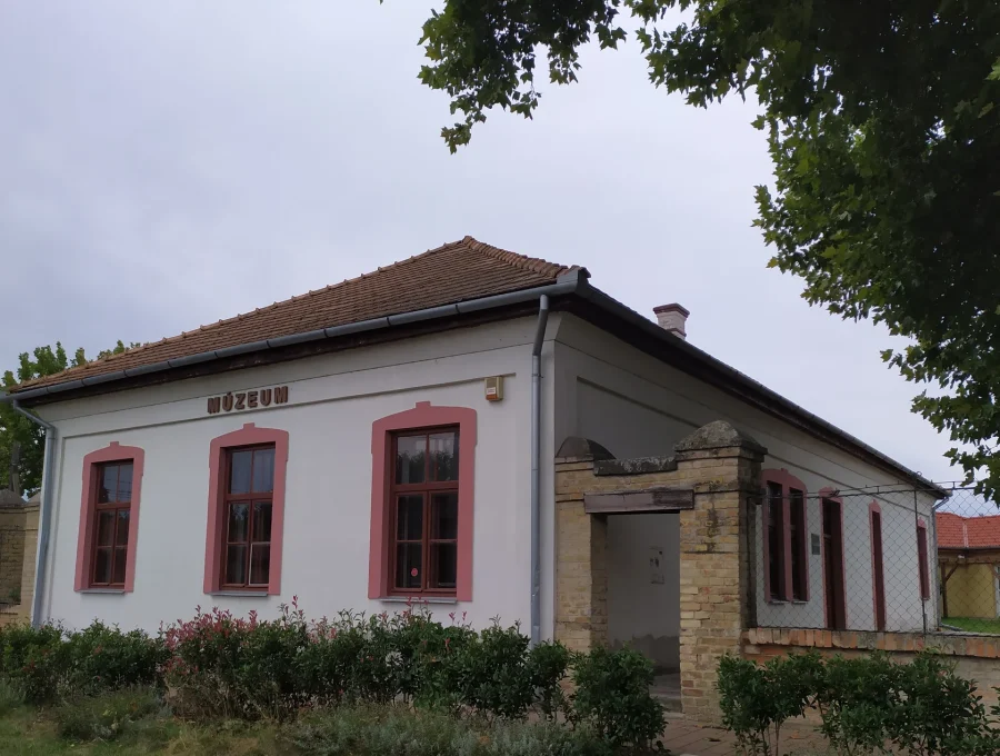az egykori iskola épületében berendezett helytörténeti múzeum és Czuczor Gergely-emlékszoba