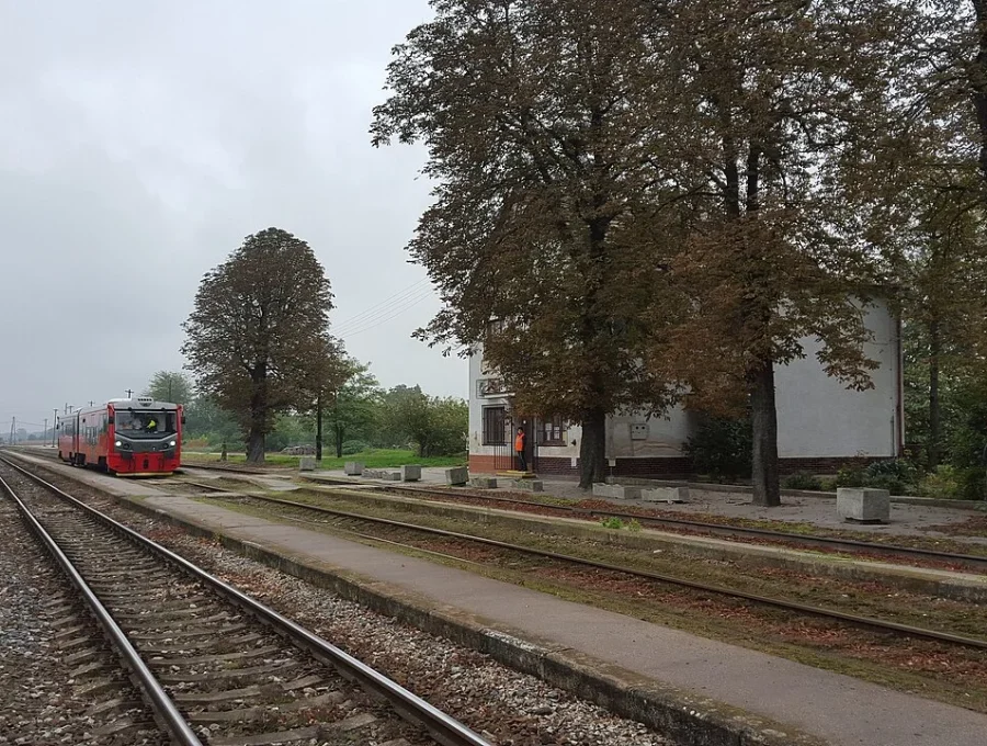 a csallóközaranyosi vasútállomás egy dízel motorkocsival
