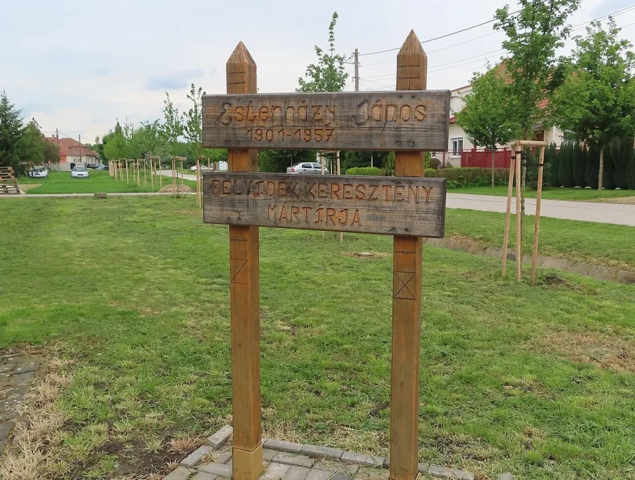 Esterházy-emlékmű Szímőn
